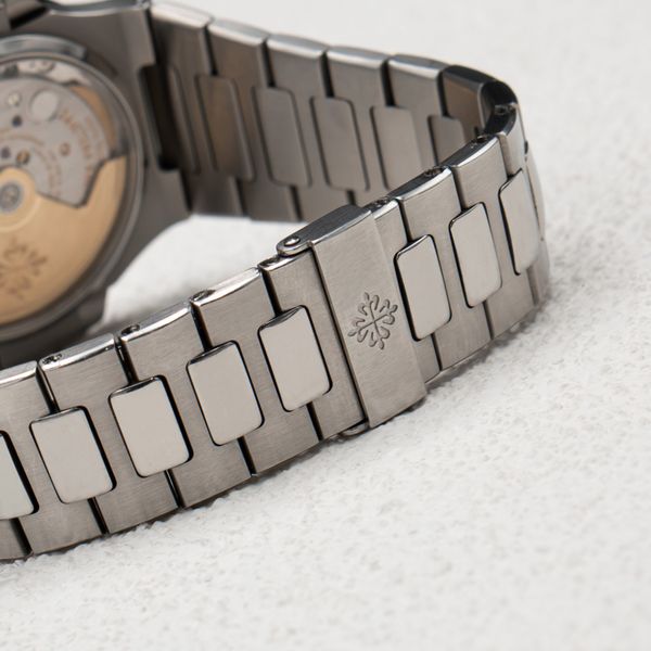 Patek Philippe Nautilus 5800/1A-001